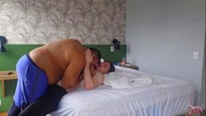 Meu tio fudeu meu cuzinho enquanto a esposa esperava ele no México (COMPLETO NO RED)