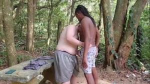 Prévia – Negão Fode Gordinho No Parque Em Publico