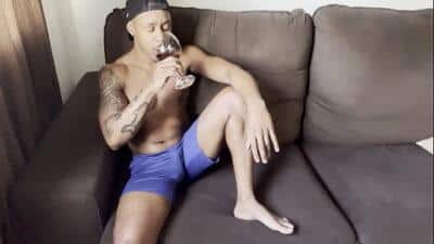 Transei com o namorado da minha irmã enquanto ela não estava em casa