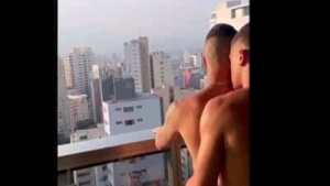 MALOCA SENDO FUDIDO POR AMANTE ENQUANTO O MARIDO ASSISTIA.
