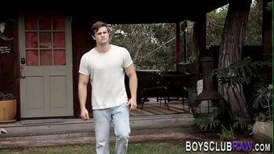 Muscly hunks 3way fucking bareback