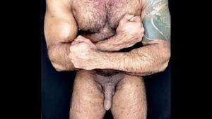 HOMEM NEGRO E PELUDO FLEXIONANDO OS MUSCULOS   MEU PAU EM CAMERA LENTA