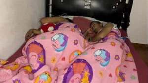 Hijastro comparte cama con su gran culo madrastra – sexy milf Mia sex