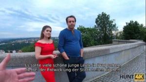 HUNT4K. Böses Mädchen verdient viel Geld mit ihrem sexy Körper vor ihrem armen Vater