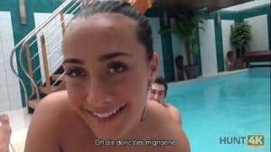 HUNT4K. Brunette Lassie est prête à satisfaire le propriétaire d’un petit centre de spa
