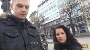 HUNT4K. Guy accepte l’argent d’un chasseur qui voulait baiser sa petite amie