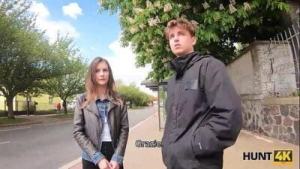 HUNT4K. La bella ragazza mostra le sue incredibili abilità sessuali a un maschio ricco