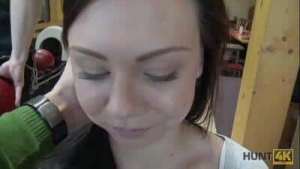 HUNT4K. Morena chupa la polla y da coño para perforar por dinero en efectivo