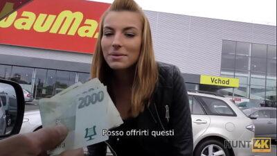 HUNT4K. Per soldi una ninfa abbagliante fa sesso all’aperto con un ricco sconosciuto