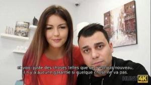 HUNT4K. Un sexe chaud avec une jolie jeune fille coûte comme une nouvelle voiture incroyable