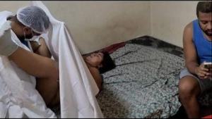 Medico Ginecologista atende sua paciente, e fode com ela com seu marido vendo sem saber