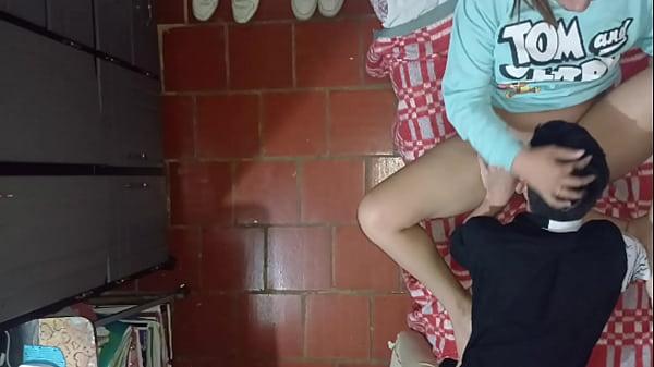 camara graba como el hijastro mayor tiene relaciones sexuales con su madrastra la camara esta puesta en el techo y ellos estaban follando