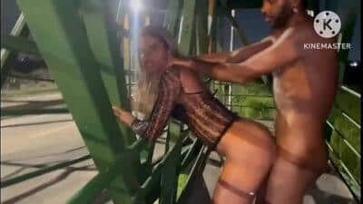 CASADA SAFADINHA DANDO GOSTOSO PRA DOIS FÃ EM PLENA VIA PUBLICA VIA LIGHT RJ