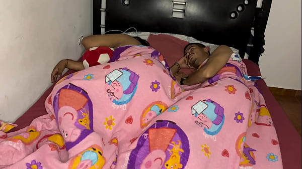 hijastro comparte cama con su gran culo madrastra sexy milf mia
