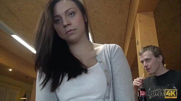 hunt4k brunette saugt schwanz und gibt muschi zum bohren fur bargeld