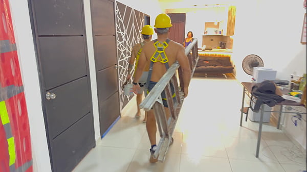 obreros seducen mujer cachonda en ausencia de su marido