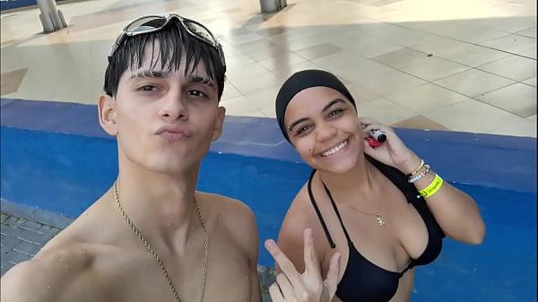 pareja de hermanastros se graban como follan pero antes de eso van tomarse unas fotos en la piscina porno casero en espanol