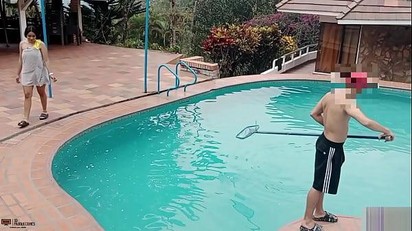 piscina publica a mi hermanastra culona le encanta el sexo duro y arriesgado historia completa