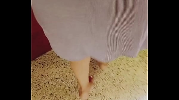 veo a mi cunada masturbandose con un consolador muy grueso teniendo varios orgasmos y con el cono hinchado y agarro su dildo y me lo meto tambien en mi cono