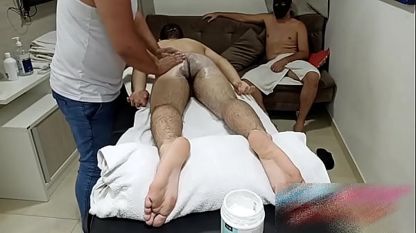 136 - CLIENTE CHEGOU MAIS CEDO E PEDIU PRA ASSISTIR A MASSAGEM QUE ROLAVA 1 0a7f9fbd534cd669f28e87a72509ba90.6