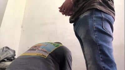 Me invitó a rezar en su cuarto, pero al final no soporto la tentación  porno latino en español