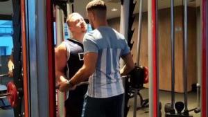 FOLLADA CON VECINO Me pidió ayuda en el gym y yo le pedí la leche!!!