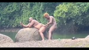 Fodendo no rio na chuva com urso gostso e outro tesudo