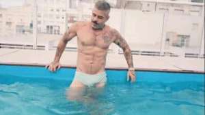 BRASILEIRO XL ENCONTRÉ EN LA PISCINA DE MÍ EDIFICIO UN DADDY DELICIOSO Y ME DEJÓ SUS MECOS EN MI AGUJERO