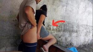minha esposa saiu e a empregada baixinha gostosa pegou meu pau e colocou dentro dela na área de casa