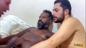 Negão deu conta de dois branquelos sedentos por rola (COMPLETO NO RED)