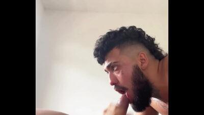 Ofereci café pro meu vizinho que ganhei pica pra mamar – Assista completo (RED)