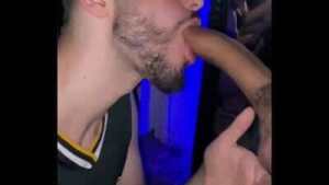 MAMANDO O PAUZUDO NO CRUISING BAR. – FREE