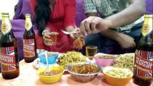 मालकिन ने साहब के लिए स्पेशल खाना बनाया और खाना खाते खाते चूत की चूदाई करली। हिंदी सेक्सी आवाज के साथ। Mumbai ashu
