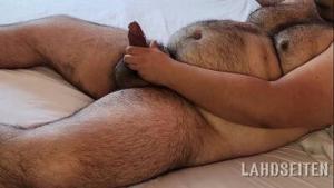 Osito gordo y peludo eyacula sobre su cuerpo peludo