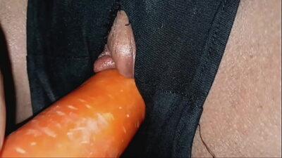 While the guy plays I fuck his girlfriend and fill her pussy with cum