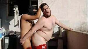 Tomei Banho de Mangueira na Laje Com Meu Amigo e Ele Me Comeu Ali Mesmo (COMPLETO) NO XV RED E SHEER)