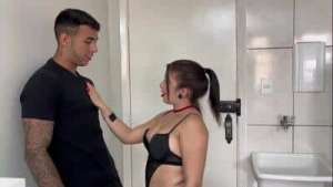 DESCABAÇANDO O NOVINHO NO PORNO