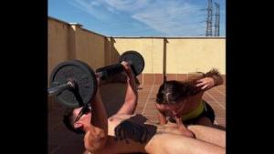 chica ayuda a gymbro con los ejercicios – Hardnikole Payo pro