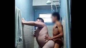 Encanador veio trocar o chuveiro e acabou me fodendo no banheiro mesmo – Parte 2 (COMPLETO NO XVIDEOS RED)