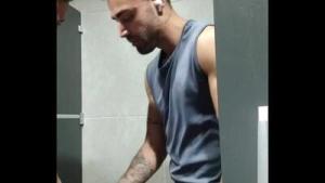 o cara ficou me olhando durante o treino, levei ele pro banheiro e coloquei para mamar