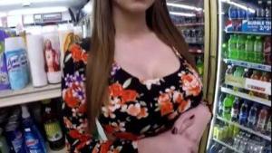 BROOKLYN MONTRE SES SEINS DANS UNE ÉCHOPPE