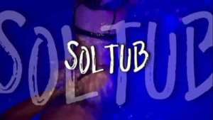 ATRIS PORNÔ É EXPULSA DE TABACARIA APÓS GRAVAR VÍDEO TRANSNADO NA PICINA