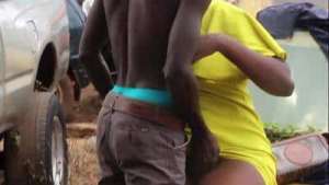 Baise fantastique extraordinaire sur le capo d’un véhicule au garage entre la cliente et son mécanicien en pleine réparation du véhicule quand le capo de véhicule se transforme en un véritable lit de baise sa