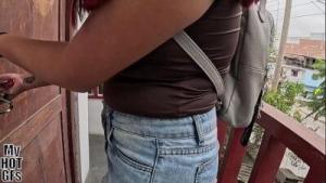 Apenas llego a mi casa me pongo a ver porno de lo caliente que estoy.