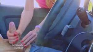 chica de 18 años me hace una paja en el coche video casero en publico