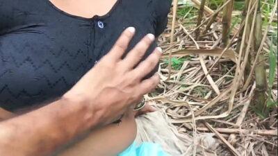 Desi hot bhabhi Sucking the penis’s water in the sugarcane basket, full ass fuck and pussy fuck sec