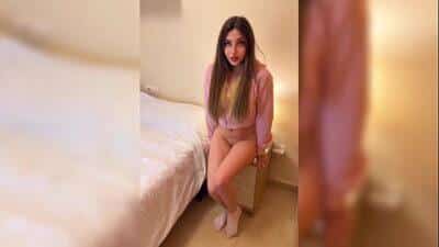 Quiero grabar un video sola pero mi padrastro entra en escena para follarme
