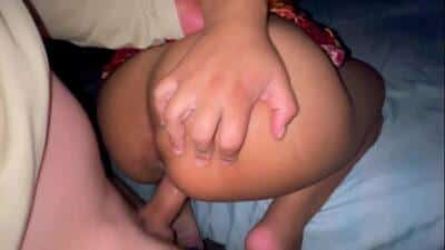 Dona de casa submissa compartilhada pelo marido corno em um teste pornô – estranho dá um tapa na cara dela, faz ela chupar seu pau, fode ela no estilo cachorrinho e hardcore enquanto o marido filma