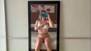 Universitaria Cachonda se Masturba Hasta el Orgasmo !!!