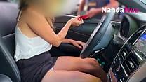 Nanda Nua, a deliciosa esposa que adora se exibir, fazendo o que mais a excita: Provocar homens! Neste vídeo, ela decidiu ir um posto de gasolina e brincar com a imaginação do frentista, exibindo seus seios e sua calcinha de forma pro